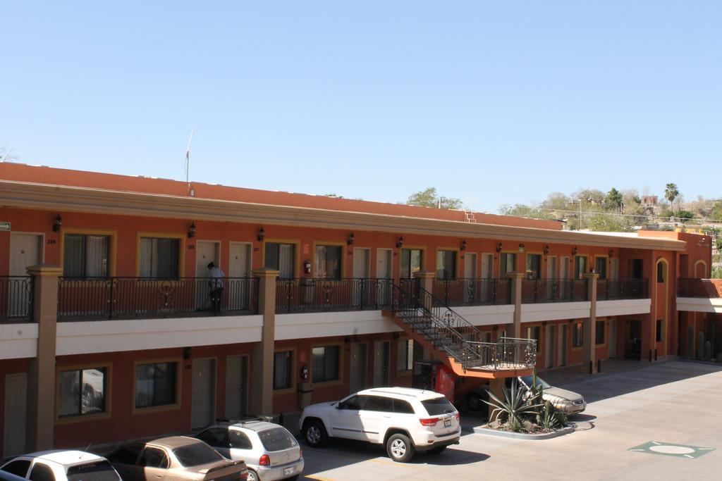 Hotel Plaza Las Quintas แอร์มอซิโญ ภายนอก รูปภาพ